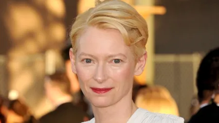 Actrița Tilda Swinton a dormit într-un cub de sticlă, într-un muzeu din New York