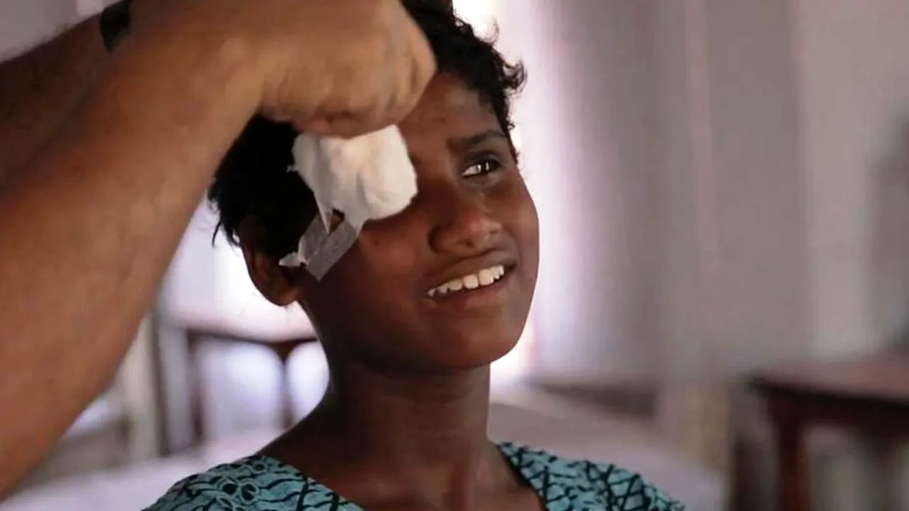 Moment emoționant: cum reacționează două surori oarbe când văd pentru prima dată