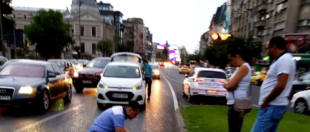O polițistă de la Brigada Rutieră, acroșată în Piața Universității din București de o mașină, după ce l-a avertizat pe șofer că trecuse pe roșu