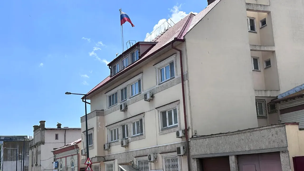 MAE explică de ce steagul Rusiei flutură încă pe clădirea consulatului închis de la Constanța, după ce o dronă rusească s-a prăbușit peste blocul din Galați