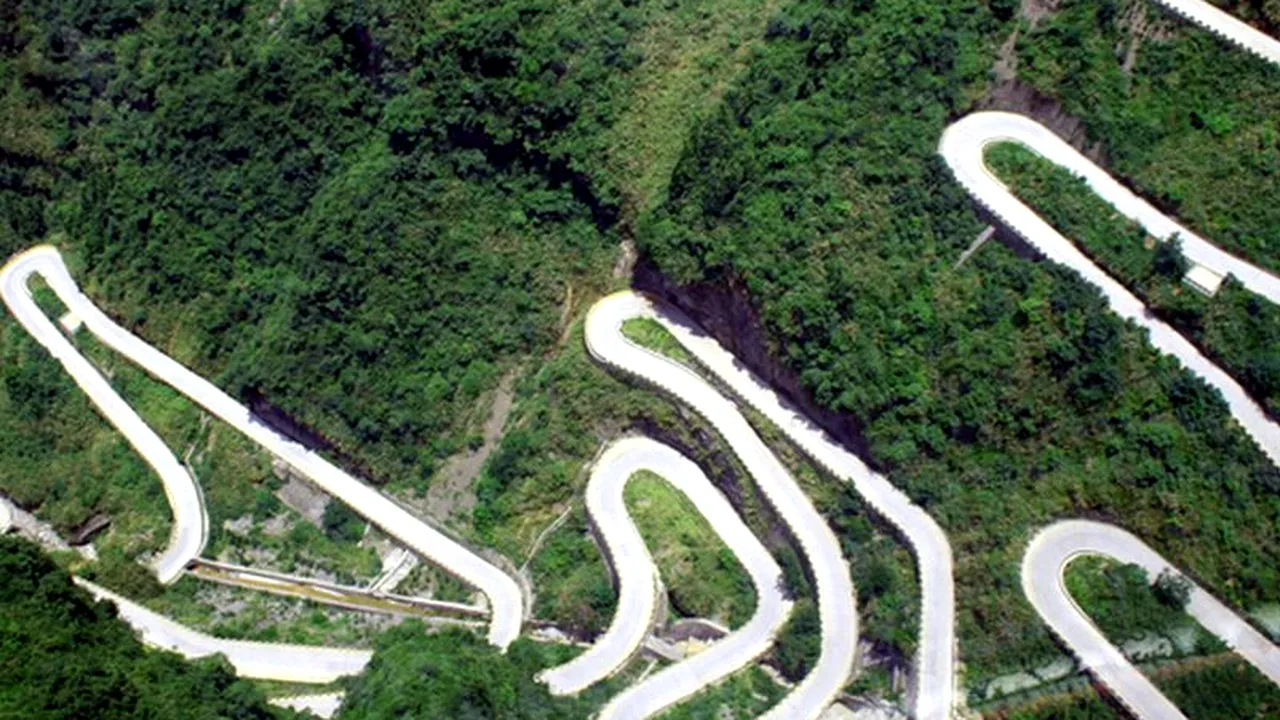 GALERIE FOTO: Cea mai periculoasă șosea din lume