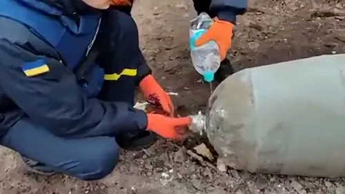 VIDEO| Momentul în care doi ucraineni dezamorsează o bombă doar cu mâinile și o sticlă de apă