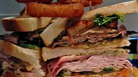 Cum arată bărbatul care a reușit să mănânce un burger gigantic de 3 kilograme și 8.000 de calorii