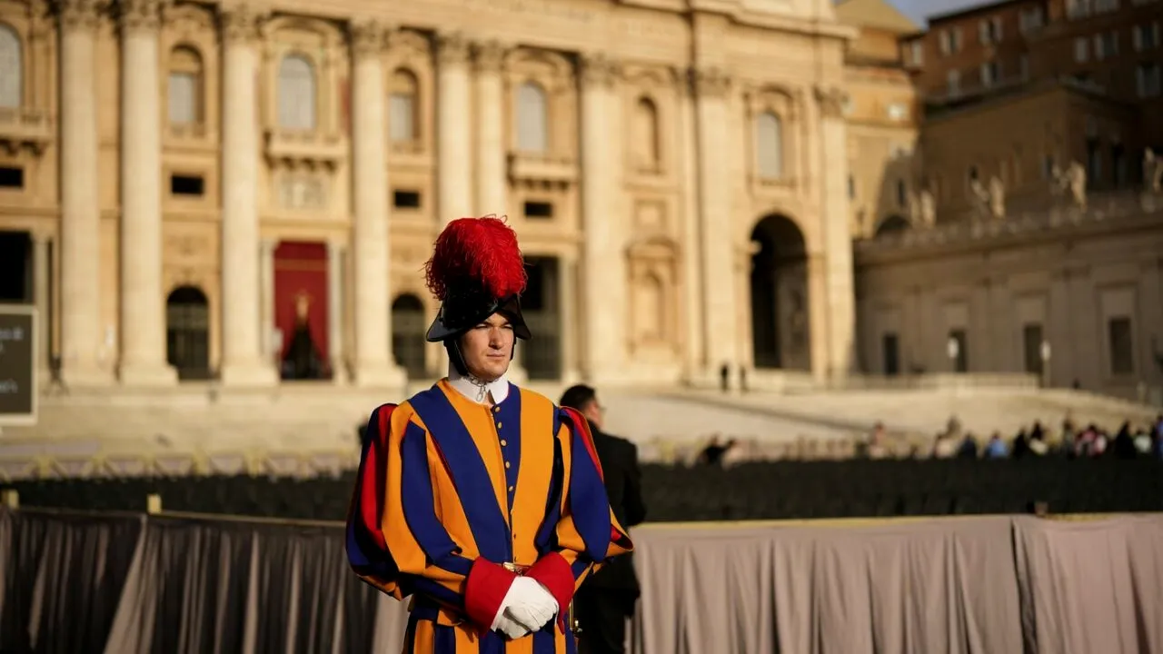 Trupul neînsufleţit al Papei Francisc, depus în Bazilica Sfântul Petru, unde credincioșii îi pot aduce un ULTIM omagiu