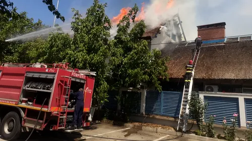 FOTO | Un incendiu puternic a izbucnit la o pensiune din Tulcea. Care sunt pagubele și de la ce au pornit flăcările