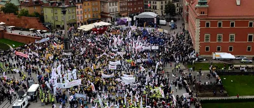 Peste 100.000 de persoane au manifestat la Varșovia împotriva guvernului: Am devenit sclavi în propria noastră țară!