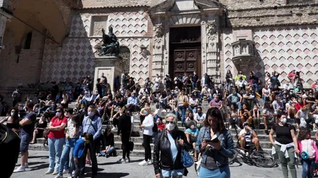 COVID-19. Măsură extremă! De miercuri, purtatul măștii în spații deschise devine obligatoriu!