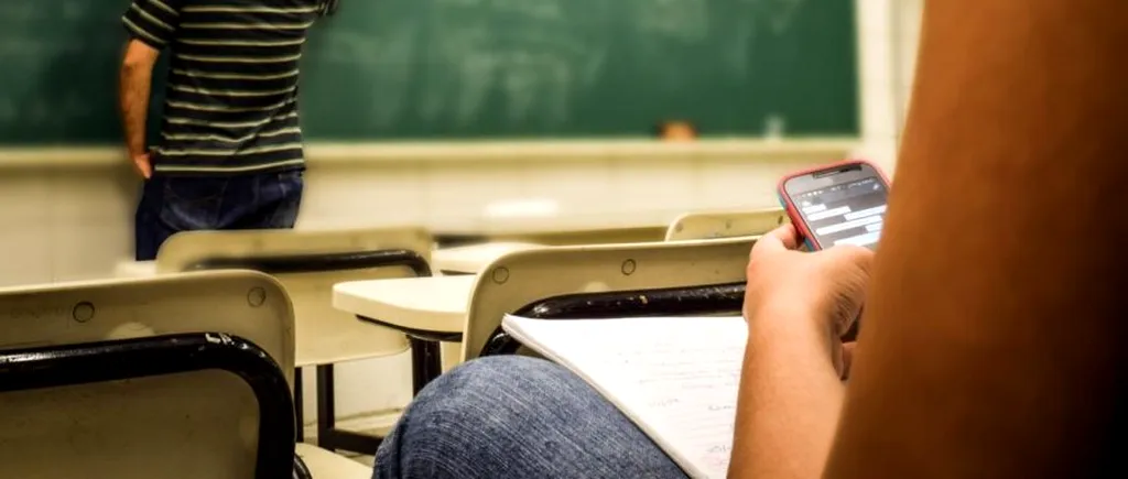 Elevii nu vor mai avea voie cu TELEFOANE la școală. Decizia, luată de 1 decembrie 2023 chiar de premier!