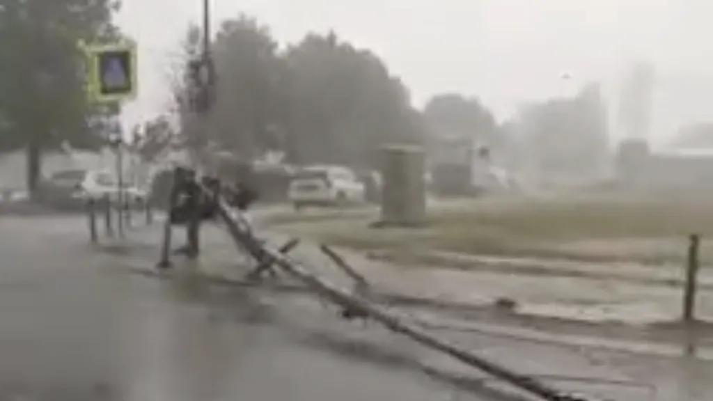 VIDEO | Furtună în București: Străzi inundate, copaci doborâți și mașini avariate
