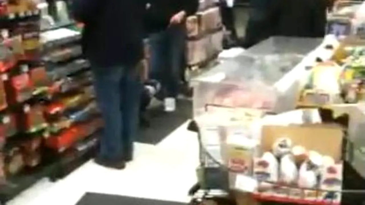 Polițist local din Buzău, cercetat după ce a fost prins furând o jucărie dintr-un hipermarket