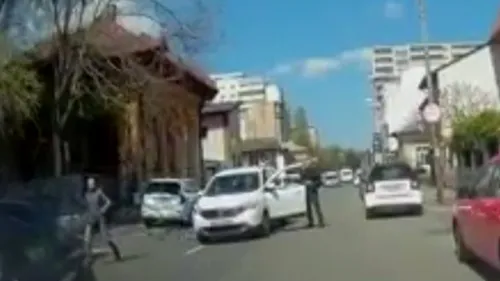 VIDEO | Scandal cu spray paralizant și un topor pe o stradă din Capitală, după o șicanare în trafic. Incidentul a fost surprins de o cameră de bord