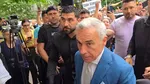 Călin Georgescu a ajuns la Judecătoria Sectorului 1, după ce a contestat prelungirea controlului judiciar. Zeci de susținători scandează: „Libertate”