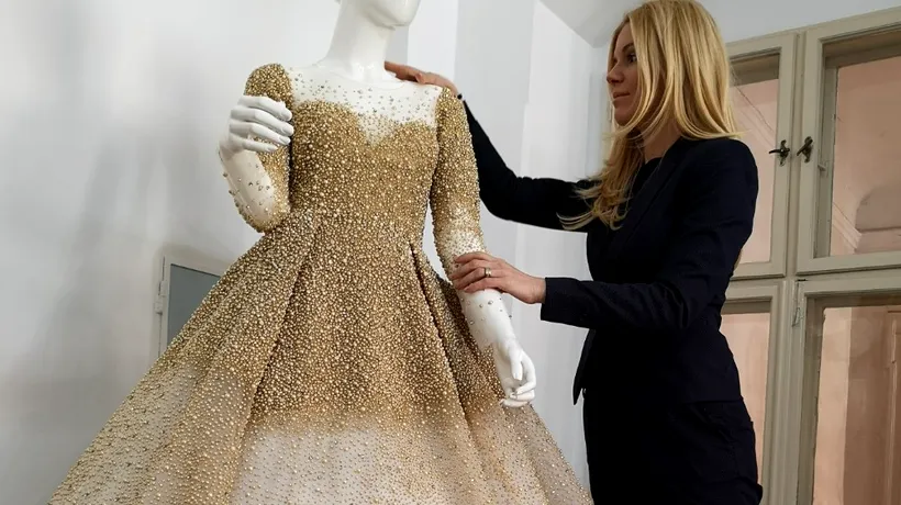 O rochie de mireasă UNICAT a făcut senzație la Cluj. Costă 10.000 de euro și cântărește 10 kilograme