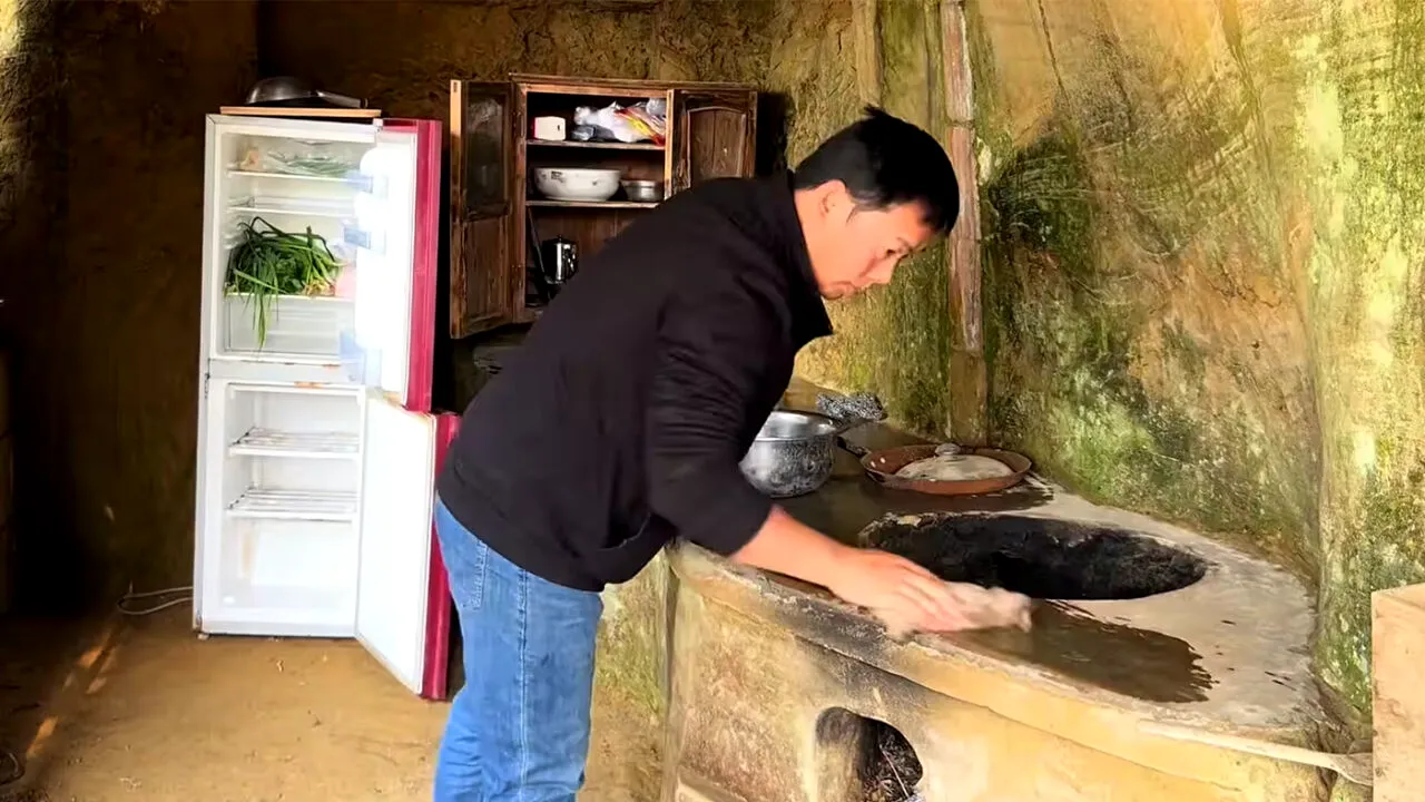 În 2019, un bărbat a început să sape o casă cu 2 etaje într-un munte din China. După 7 ani, a făcut-o în sfârșit locuibilă. Cum arată casa