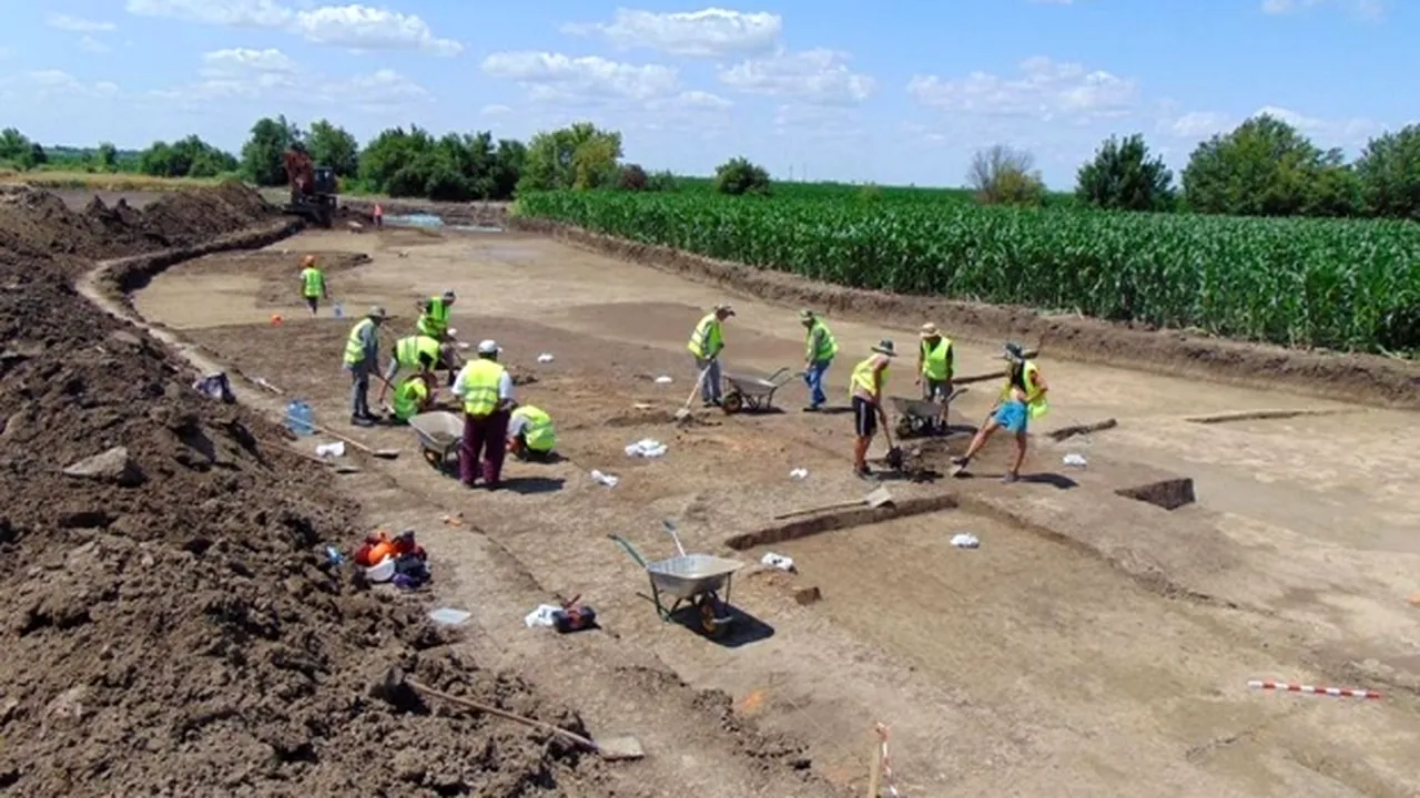 DESCOPERIRE ARHEOLOGICĂ.  Obiecte străvechi, sub Centura Timișoarei: „Nu ne aşteptam să găsim atâtea perioade istorice pe acest tronson!” - FOTO