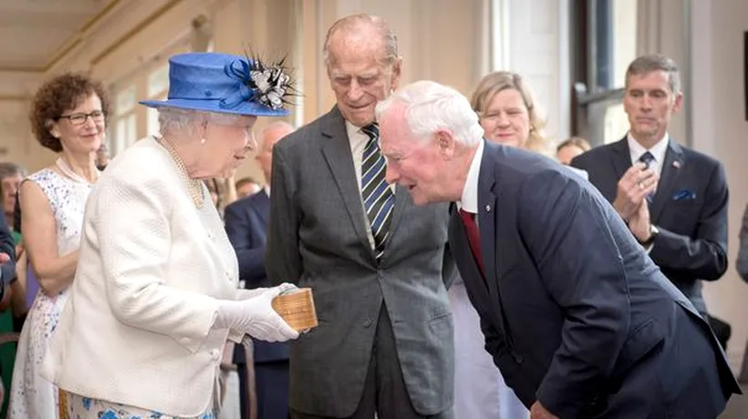 Guvernatorul Canadei recunoaște că „a atins-o'' pe Regină. Gestul său ascunde un scop nobil