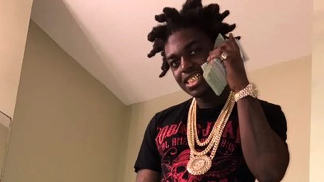 Un rapper controversat a fost arestat pentru posesie ilegală de arme și droguri 