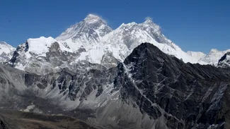 Un nou record: Vârful Everest, atins de 274 de alpiniști într-o singură zi