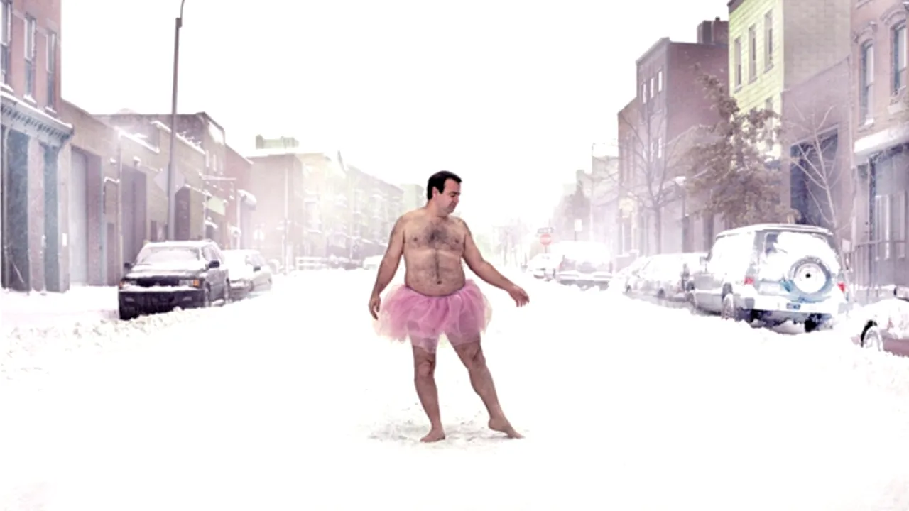 FOTO. Motivul emoționant pentru care acest bărbat a pozat îmbărcat într-un tutu roz