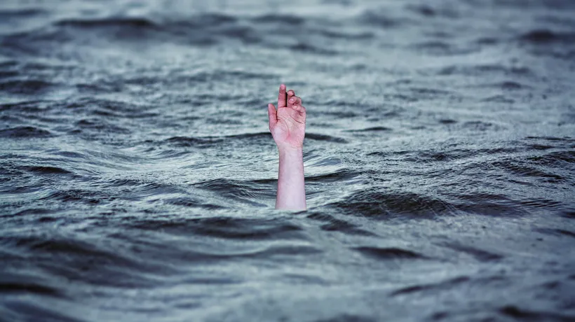 COSTINEȘTI. Un tânăr a dispărut în mare. Un elicopter SMURD survolează zona în care acesta s-ar fi înecat