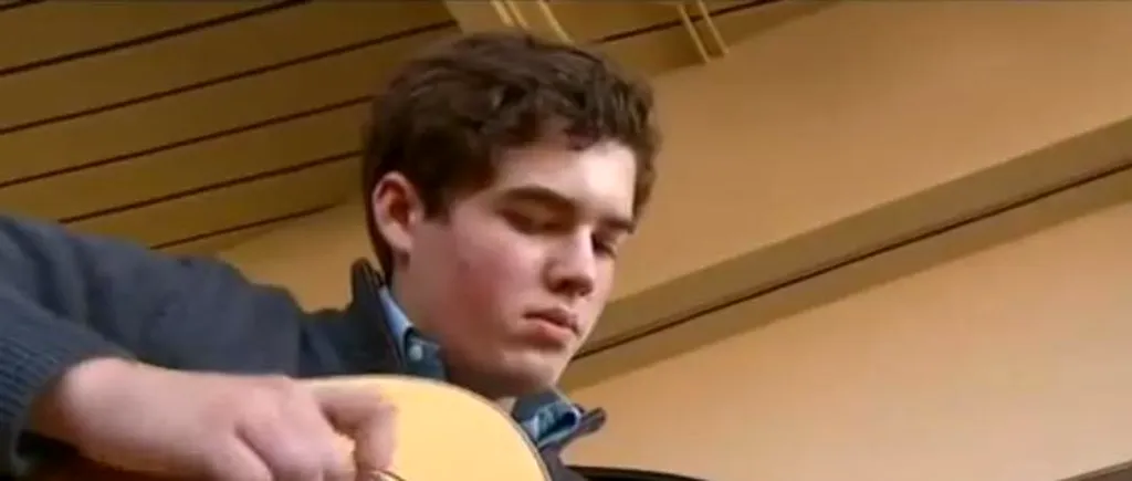 VIDEO. Cum a învățat un adolescent să cânte la 13 instrumente, după un accident pe terenul de sport