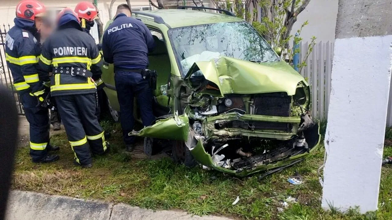 Un bărbat de 45 de ani a MURIT după ce a intrat cu maşina într-un stâlp, pe un drum din județul Buzău