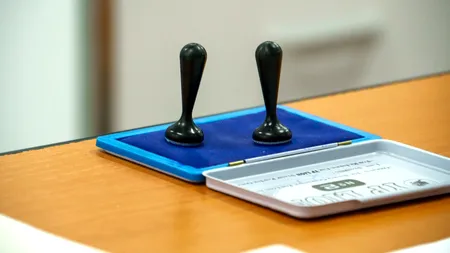 Noapte albă pentru șefii secțiilor de votare, la Iași. Sute de persoane au așteptat să predea recuzita electorală