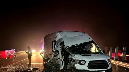 FOTO - Accident pe autostrada A1, în Arad. Șapte oameni au ajuns la spital, după ce un microbuz și un tir s-au ciocnit