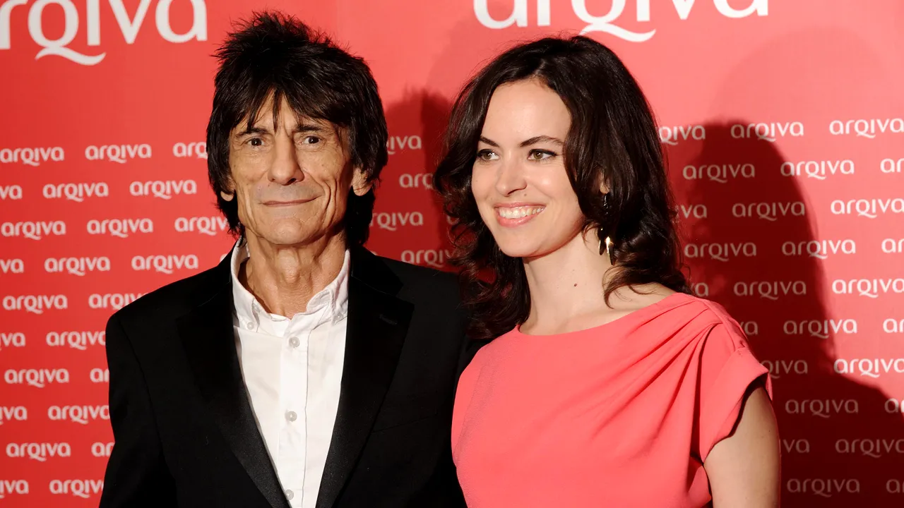 Cât cere Ronnie Wood, de la The Rolling Stones, pentru un portret nud al soției sale