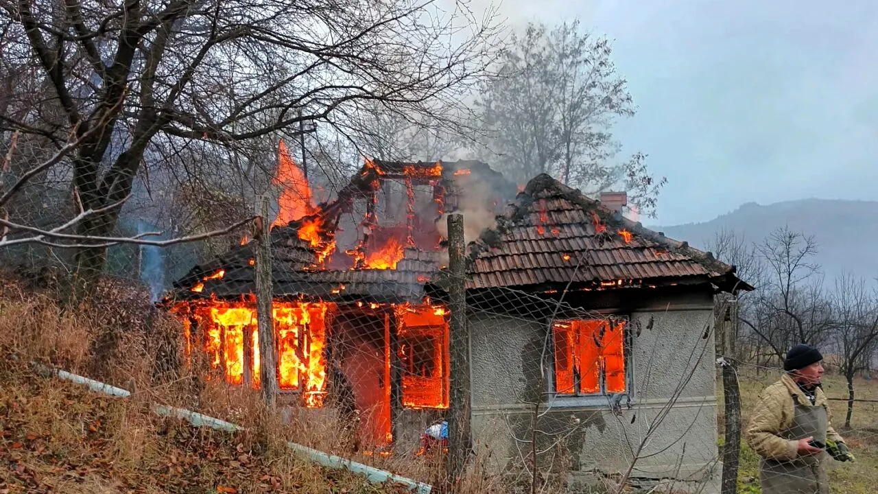 Tragedie fără margini! Un băiețel de numai un an și o fetiță de doi ani și jumătate, morți într-un incendiu care le-a făcut casa scrum