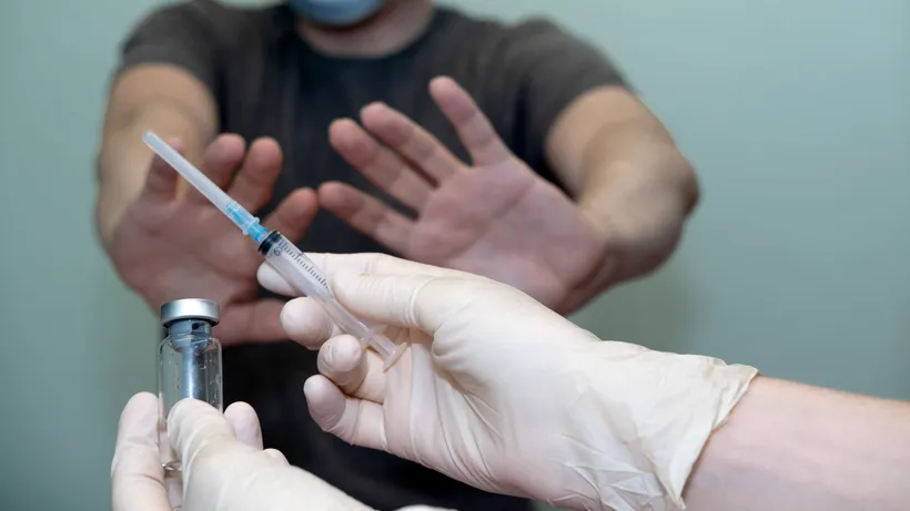 Cum a scăzut spre zero încrederea românilor în vaccinul AstraZeneca. Sute de mii de doze de ser anti-COVID au expirat în frigidere