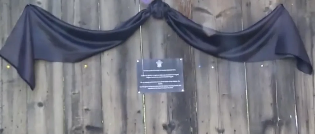 Mesaj de doliu la Viscri, pe poarta casei din România a Regelui Charles al III-lea