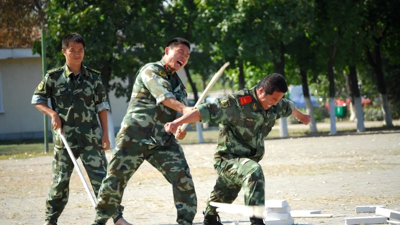 Jandarmii români se antrenează la Kung Fu cu polițiștii din China