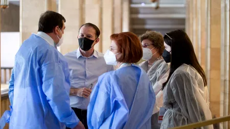 Maraton de vaccinare în București. Premierul Florin Cîțu, la centrul de la Sala Palatului: „România este pe drumul cel bun și este mai aproape de normalitate” (FOTO-VIDEO)