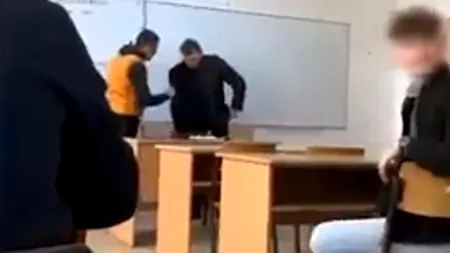 Caz incredibil la Caraș-Severin: un elev își agresează profesorul, la catedră, pentru că i-a luat telefonul. E anchetă abia după 4 ani de la incident