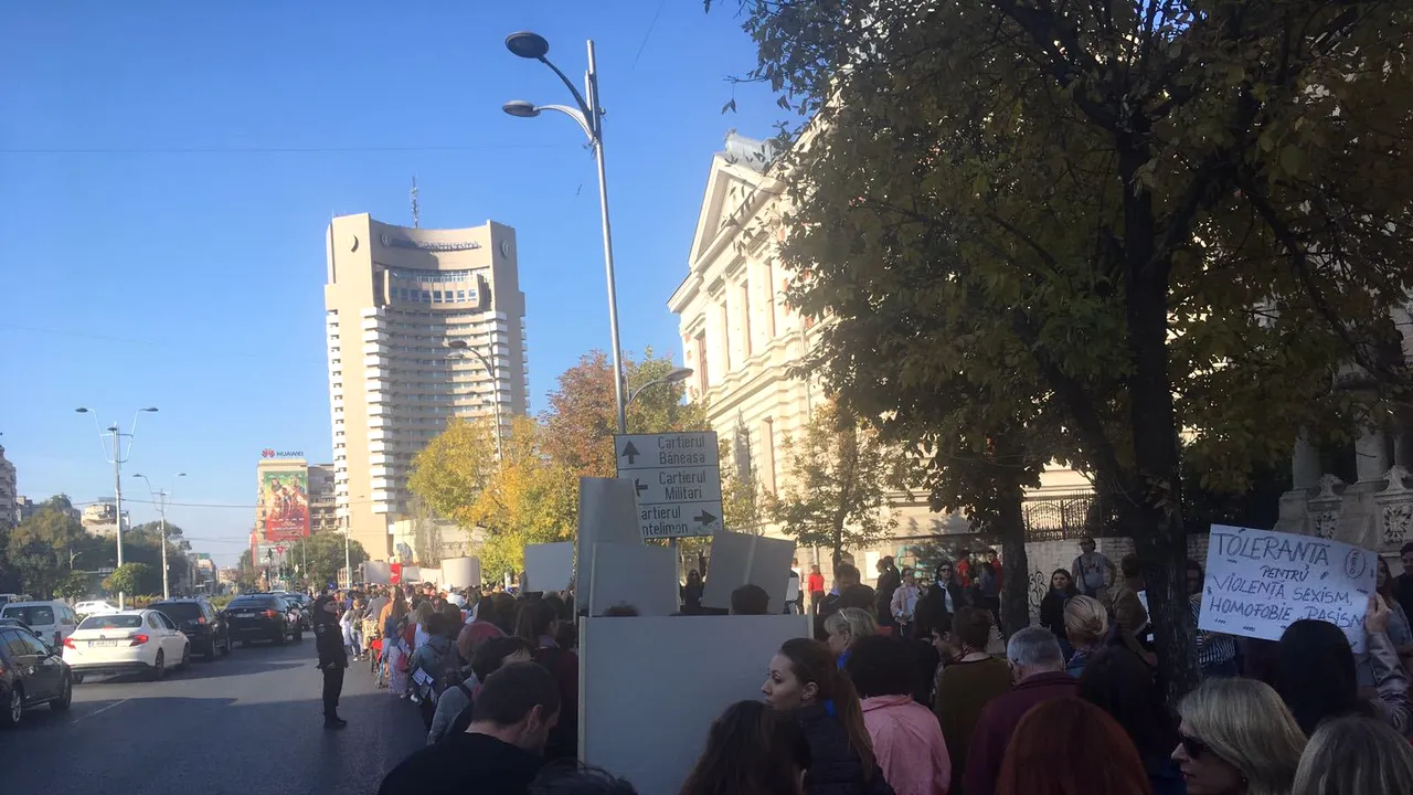 Marș în Capitală împotriva violenței asupra femeilor. Sute de persoane, în stradă. 