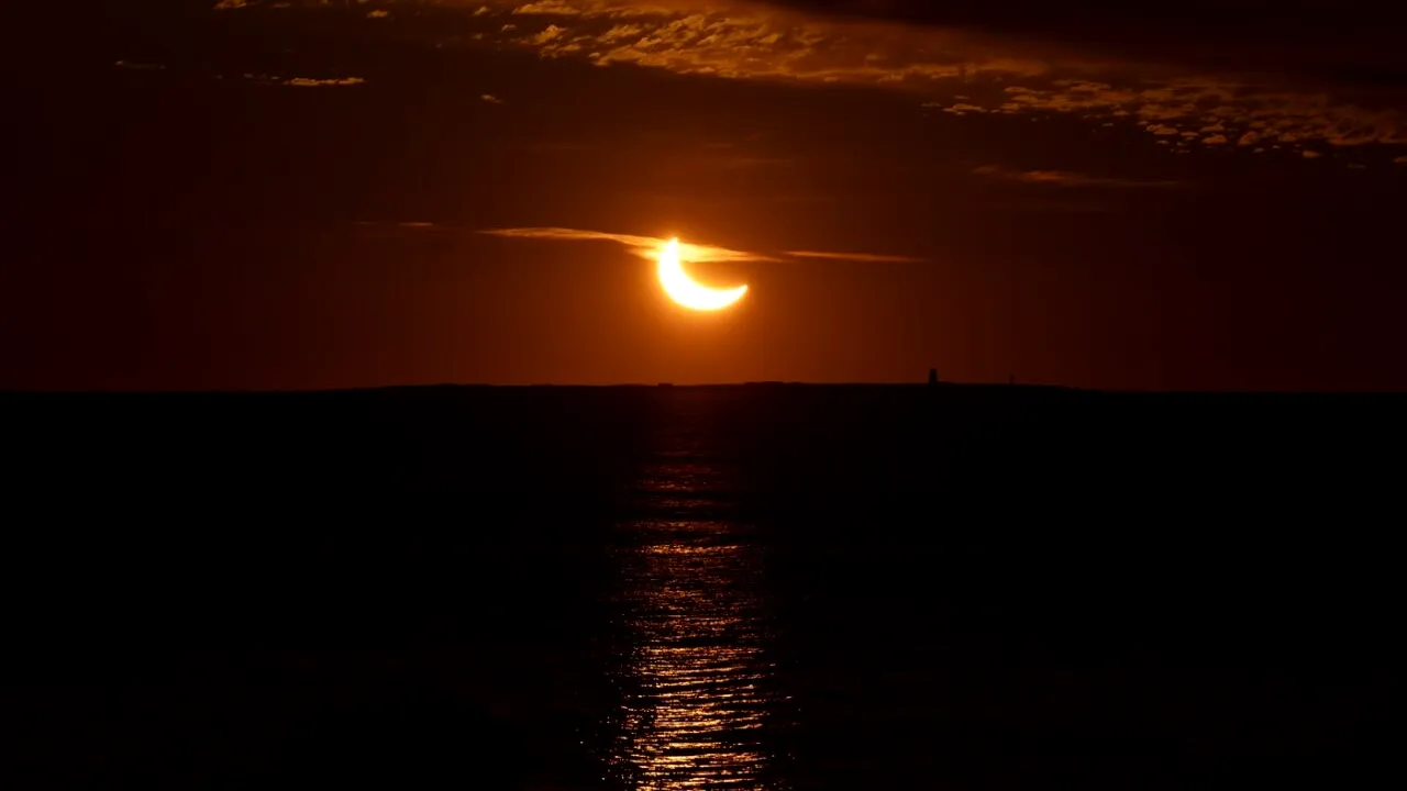 Eclipsa de Soare are loc astăzi. În ce orașe din România se va vedea cel mai bine spectacolul ceresc