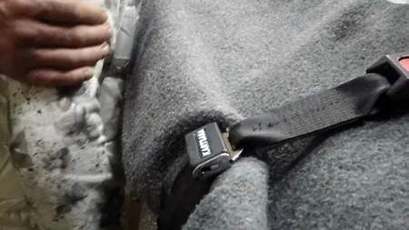 O fată de 12 ani, aflată în grija Protecției Copilului, s-a aruncat de la etajul 4 al unui bloc din Olt. „Unde erau responsabilii? Stăteau la țigară?