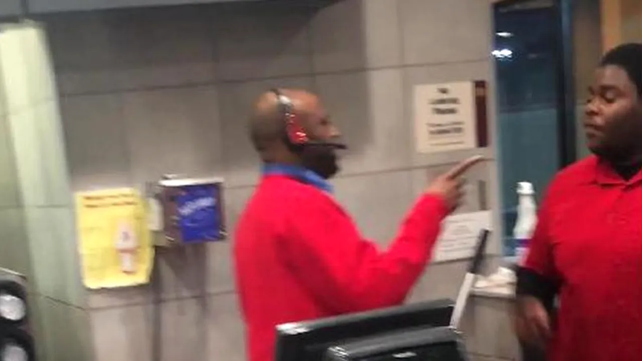 Reacția unui angajat de la McDonald's când a aflat că a fost dat afară. Mâncarea din restaurant a ajuns victima „McFuriei