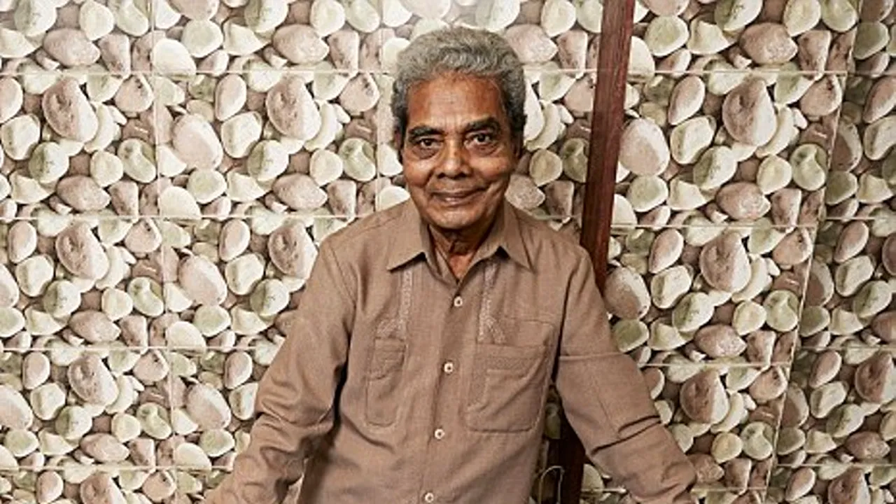 Nu și-a mai tăiat unghiile la mână de 63 de ani, iar acum a intrat în Cartea Recordurilor. Ce lungime au în total