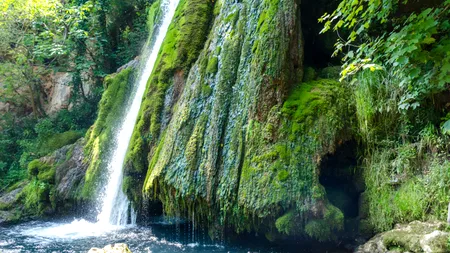 Refugiul turiștilor în fața CANICULEI: plimbări montane și băi sub cascadă