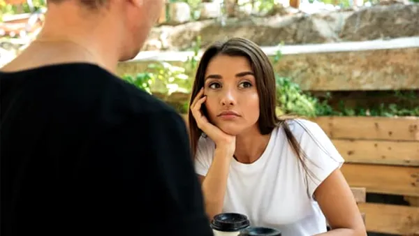 Ce înseamnă când privești în altă parte, în timp ce vorbești cu cineva