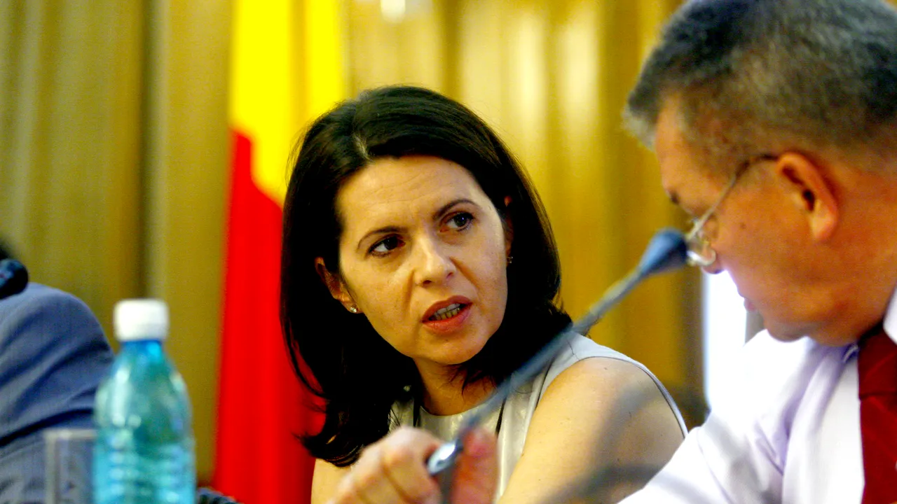 Elena Udrea îi răspunde Adrianei Săftoiu: „Spre deosebire de ea, nu am fost fotografiată ieșind din apartamente obscure de la întalniri cu bărbații altora