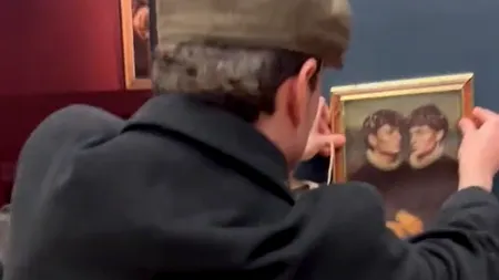 Paza de la Luvru este inexistentă chiar și după „jaful secolului“. Cum au reușit doi adolescenți belgieni să-și agațe portretul lângă Mona Lisa