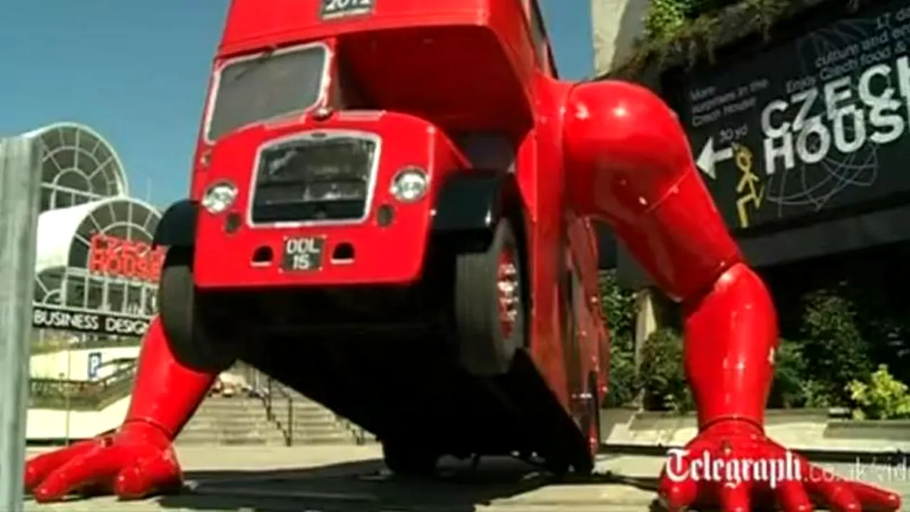 JO 2012. Autobuzul care face flotări pentru a-i încuraja pe americanii veniți la Londra să slăbească. GALERIE FOTO