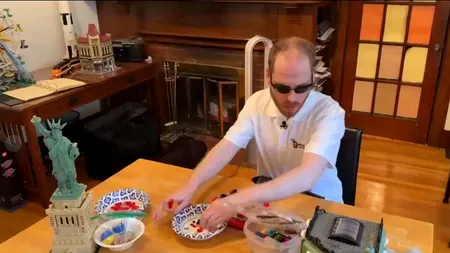 Cum a reușit un bărbat nevăzător ca și alte persoane cu deficiențe de vedere să poată construi seturi Lego