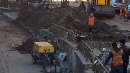 ȚEAVĂ DE GAZE SPARTĂ în Drumul Taberei, în zona lucrărilor la metrou. Traficul a fost închis. 