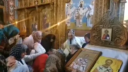 SANCȚIUNE. Preotul paroh al unei mănăstiri din Suceava, amendat după o slujbă oficiată cu ÎPS Teodosie. Oamenii erau înghesuiți și nu purtau măști