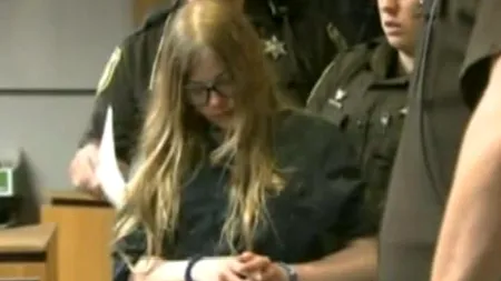 Două adolescente din SUA riscă să stea după gratii 65 de ani pentru că și-au înjunghiat o prietenă