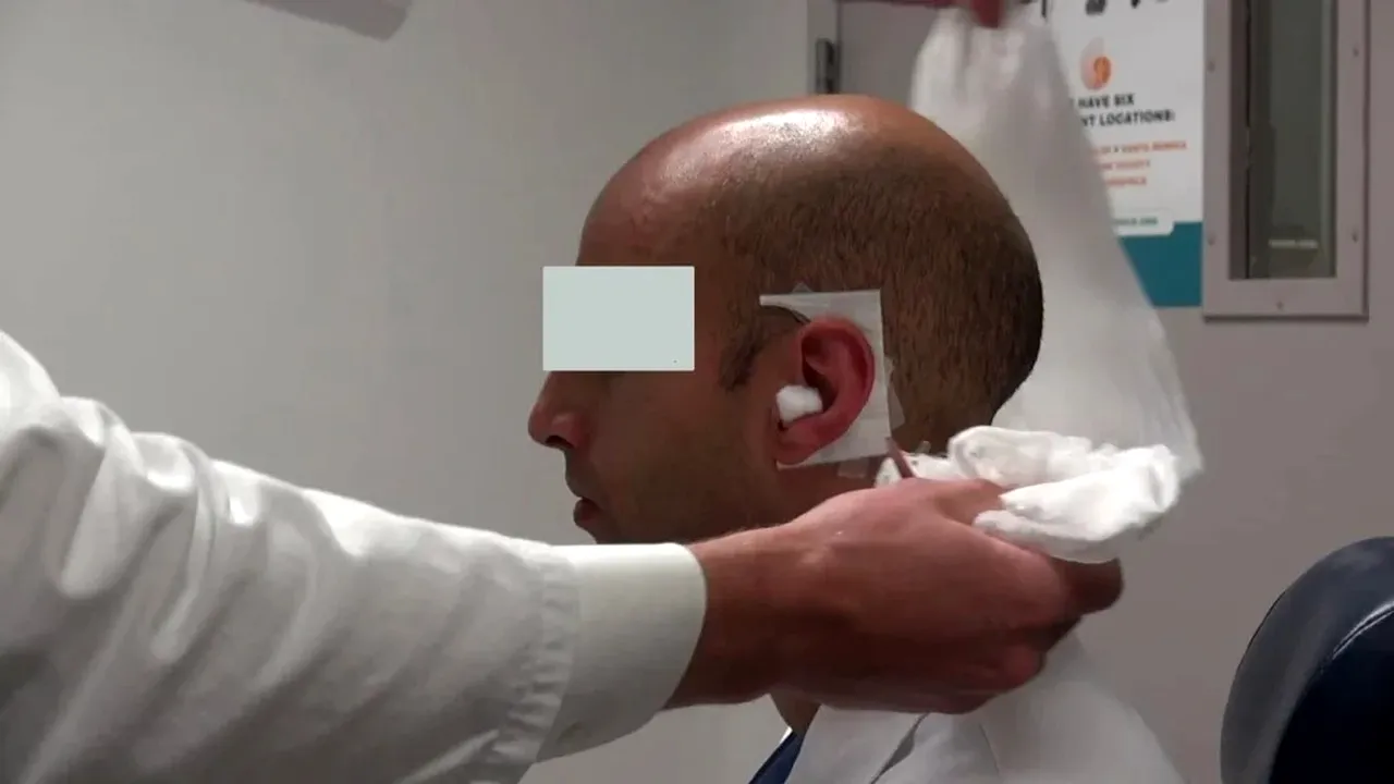 Scandal șocant la Iași. Un bărbat a ajuns la spital cu URECHEA ruptă și mestecată după un conflict cu un 